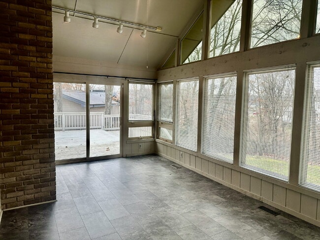 Building Photo - 4 Lois Ln