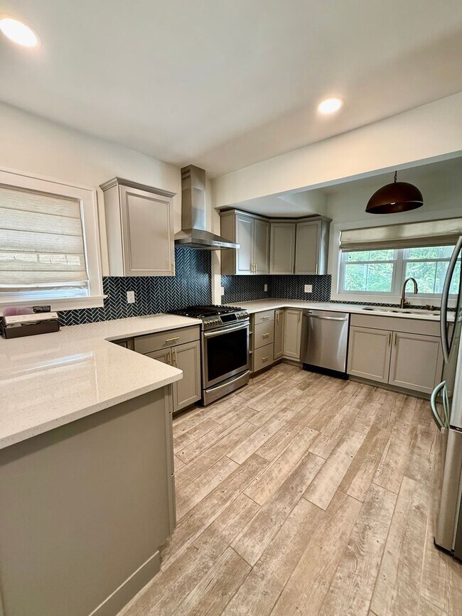 Building Photo - Three Bedroom Home in Kalamazoo