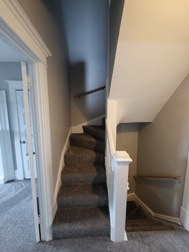 Building Photo - Large 4 Bedroom in Bellevue! Available June