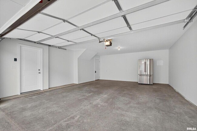 Building Photo - 4833 Lauren Ln