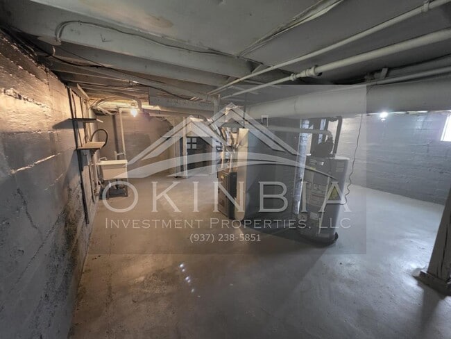 Building Photo - 713 W Hillcrest Ave