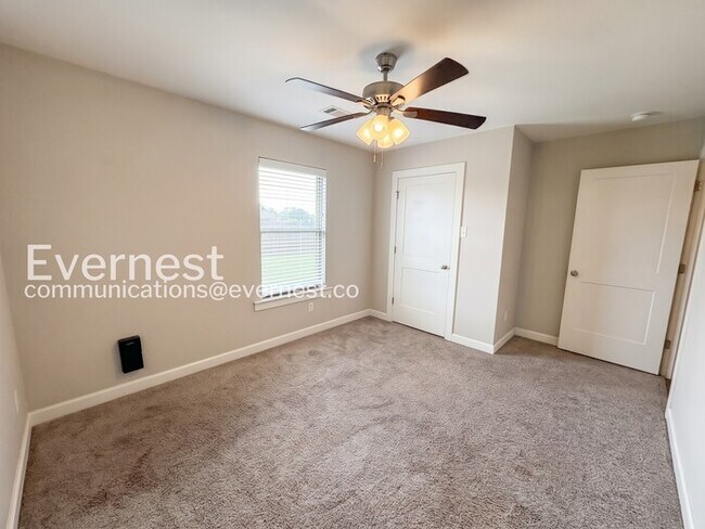 Building Photo - 4 Bed/2 Bath Home with Fenced Yard & Garage / Pet-Friendly / Available Now!