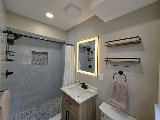 Building Photo - 2457 Sunset Dr NE