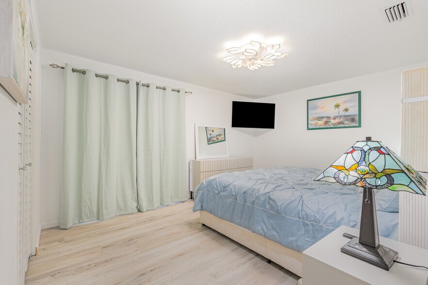 Building Photo - 279 S Brevard Ave