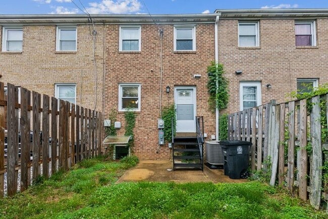 Building Photo - 5170 Clacton Ave