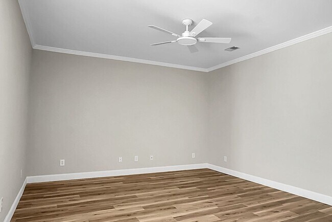 Building Photo - 3 bedroom, 2.5 Townhome