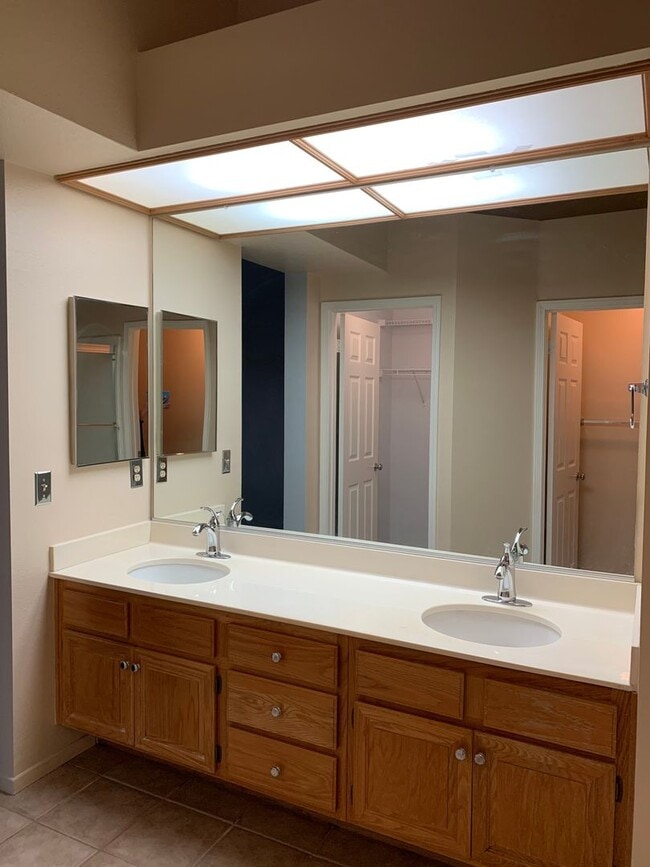 Building Photo - Modern Comfort Meets Tranquil Living in Newbury Park