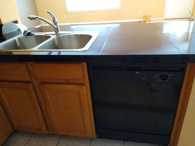 Building Photo - Super 2 Bedroom 2 Bath Townhome with 2 Car Garage Near Aurora Hills Golf Course