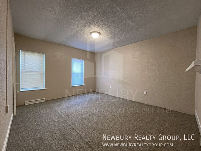 Building Photo - 39 Hickory St