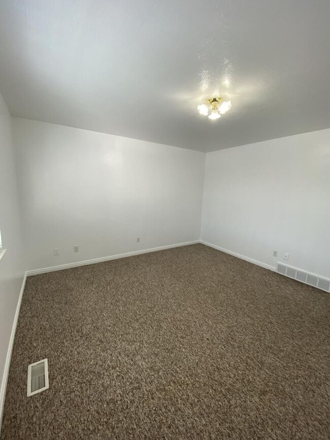 Building Photo - 1556 Talon Dr
