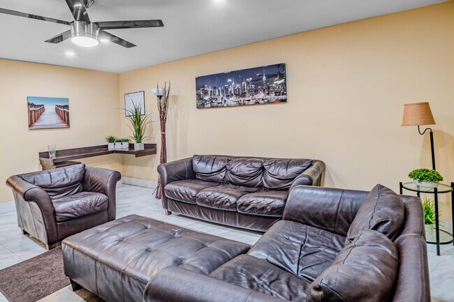 Building Photo - 3710 Inverrary Dr