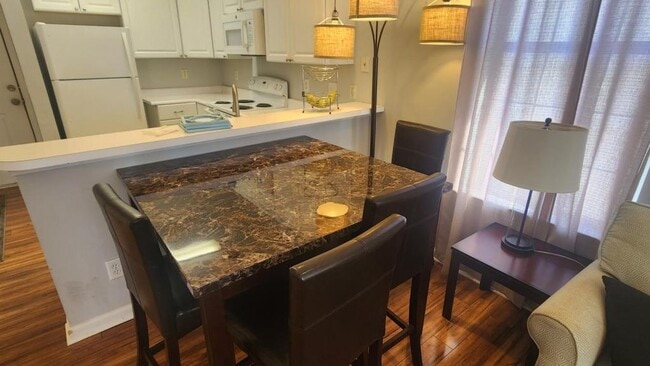 Building Photo - 476 River Oaks Dr