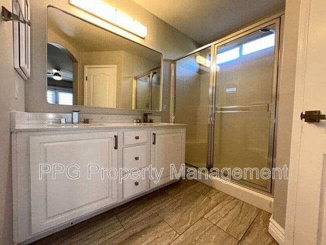 Building Photo - 4121 N Dania Ct