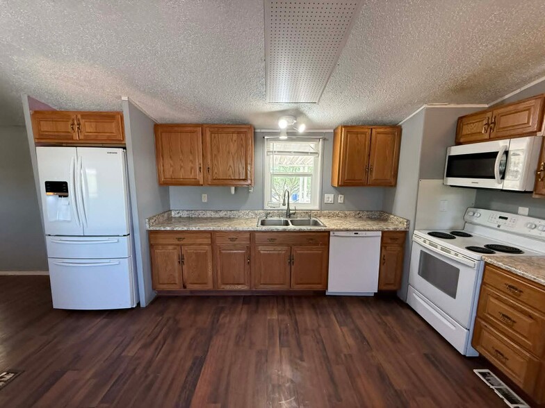Building Photo - 2640 S Cottonwood Ln