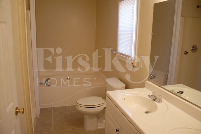 Building Photo - 3930 Pine Tree Ln