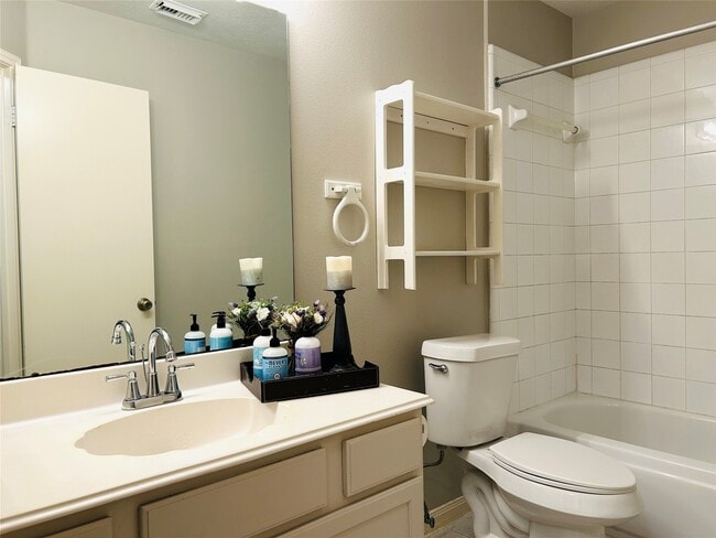 Building Photo - 1404 Helmsley Dr