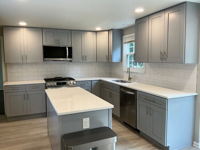 Building Photo - Beautiful 4BR 2.5BA corner lot Colonial wi...