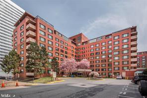 Building Photo - 1021 Arlington Blvd