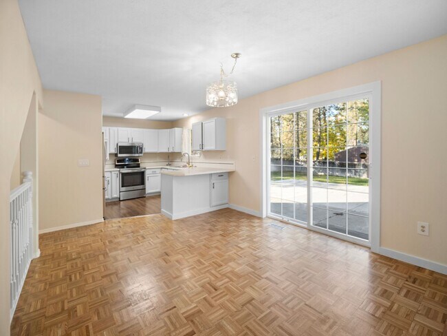 Building Photo - Spacious Home with Fenced Yard & Garage – ...