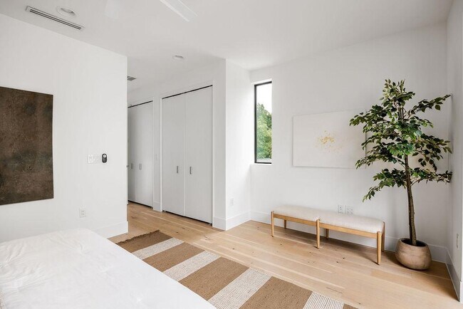 Building Photo - 1811 Justin Ln