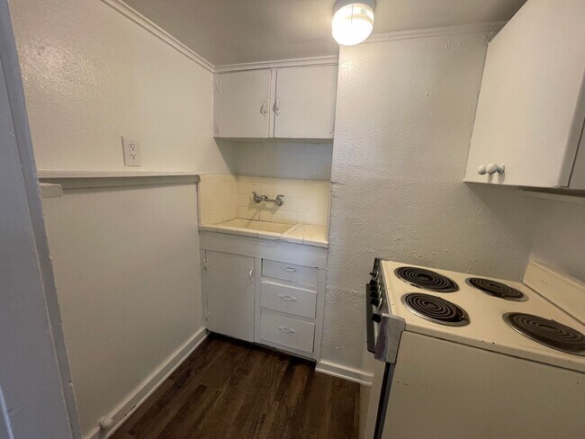 Building Photo - ((FREE RENT)) Cozy 1 Bedroom 1 Bath  Downs...