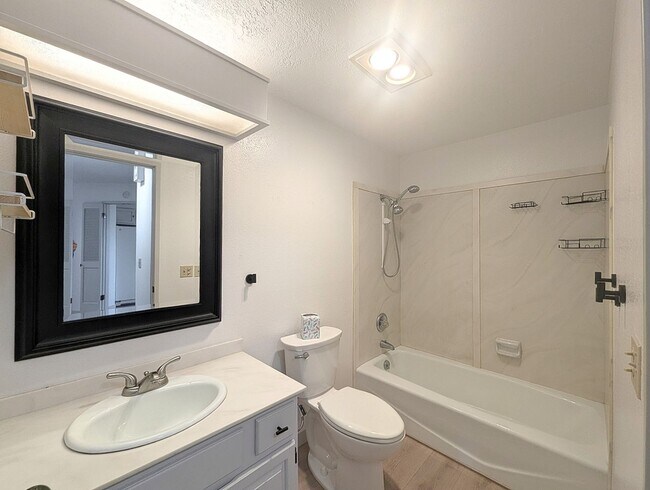 Building Photo - 1bd/1ba Edmonds Condo