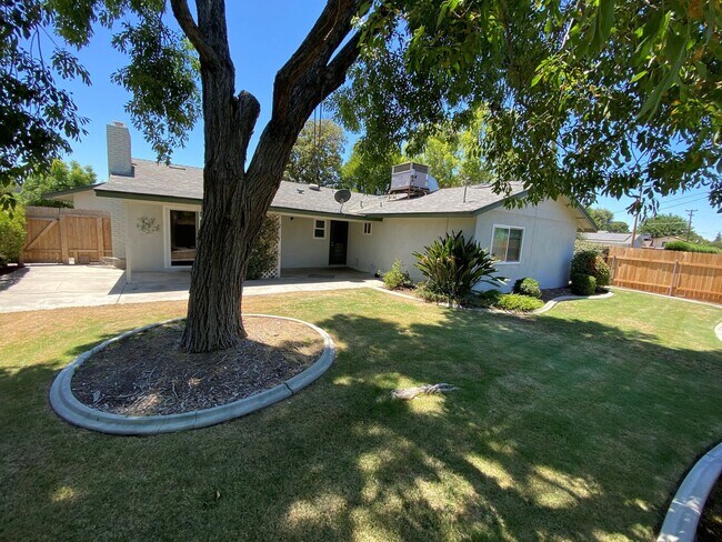 Building Photo - 5916 Daggett Ave