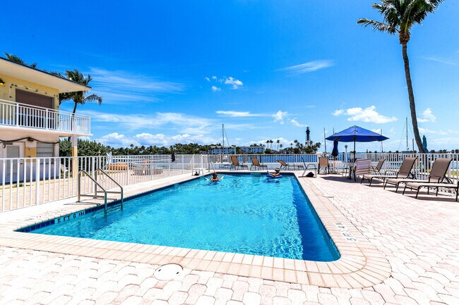 Building Photo - 2508 Bay Dr