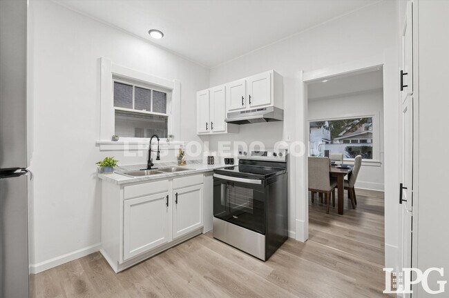 Building Photo - 1044 Hawk St