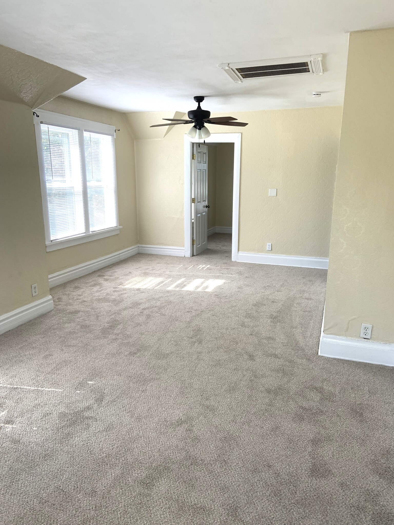 living room area - 3904 14th Ave