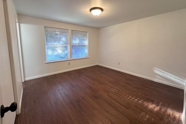 Building Photo - Nice 3 bd Rambler Availalbe for move in Oc...