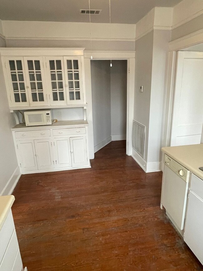 Building Photo - 1BD/1BA on Broadway St. Shared Laundry on ...