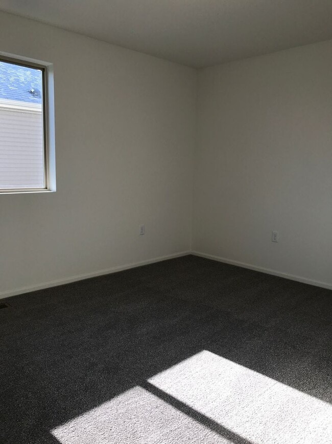 Building Photo - 3 bedroom 2 1/2 bathroom house in Commerce...