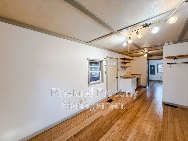 Building Photo - 413 E Donaldson Ave