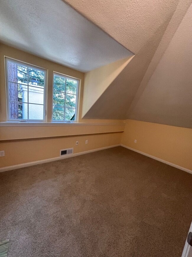 Building Photo - 2 Bedroom 1 Bathroom ADU in central Northeast Santa Rosa close to everything