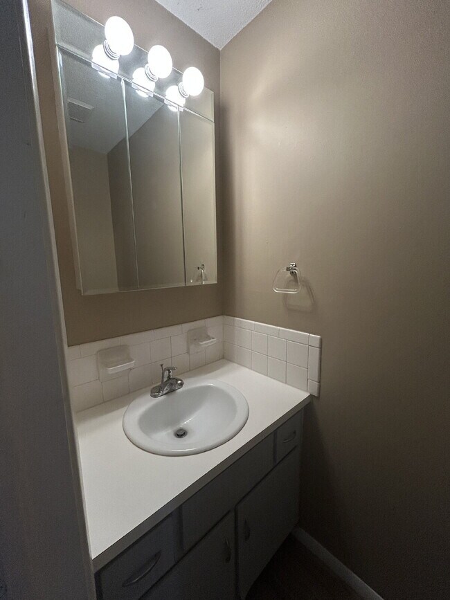 Building Photo - Charming 2-Bed Condo Retreat with 1.5 Baths in Prime Greenwood Location – 1088 Sq Ft of Comfort!