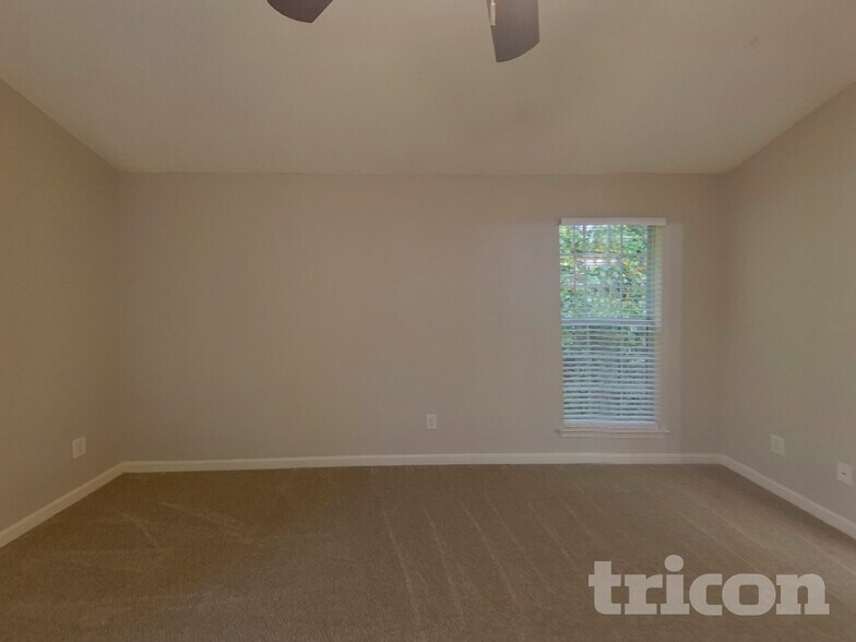 Building Photo - 7913 Four Oaks Ct