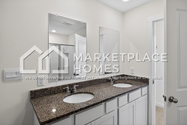 Building Photo - 3220 Highline Dr