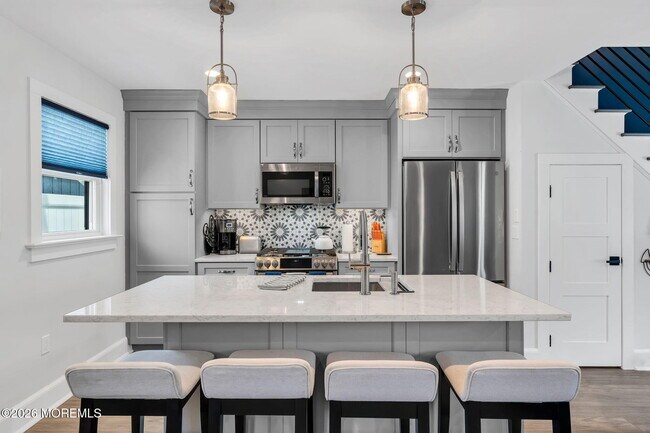 Building Photo - 502 12th Ave