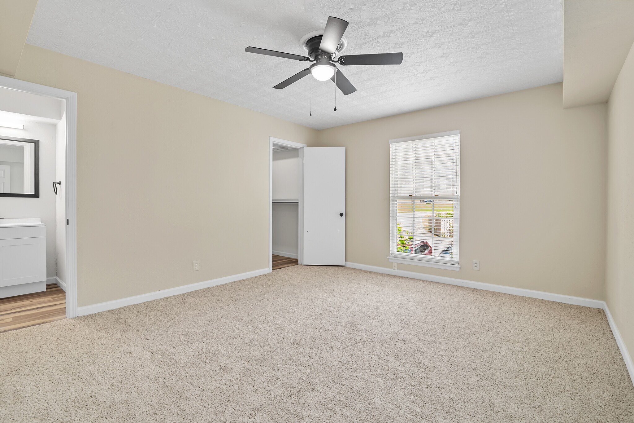 Building Photo - 4426 E 68th St