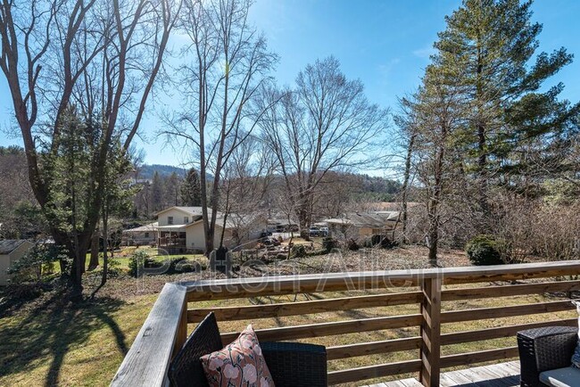 Building Photo - 7 Brookcliff Dr