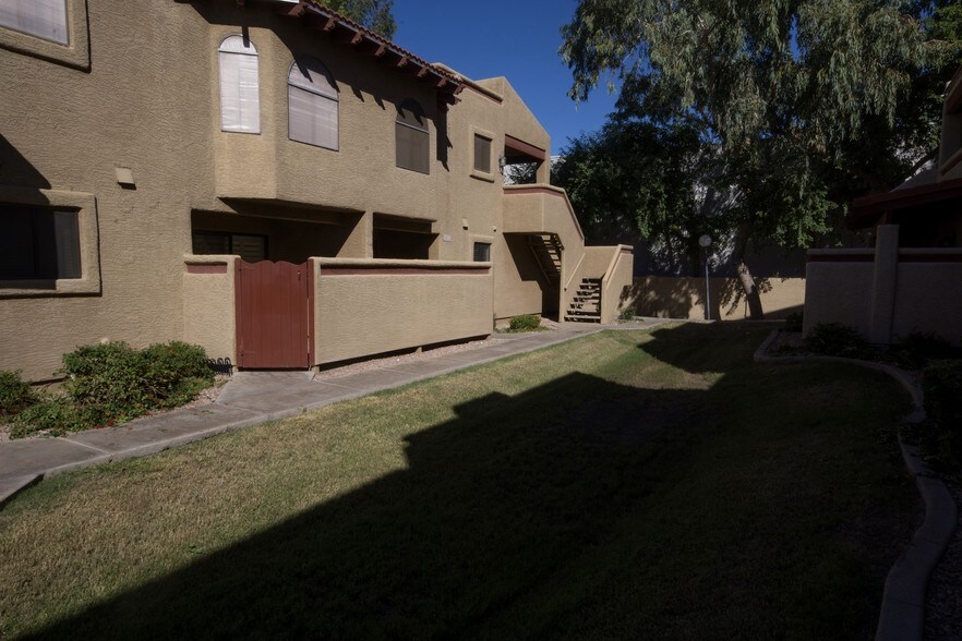 Building Photo - 850 S River Dr