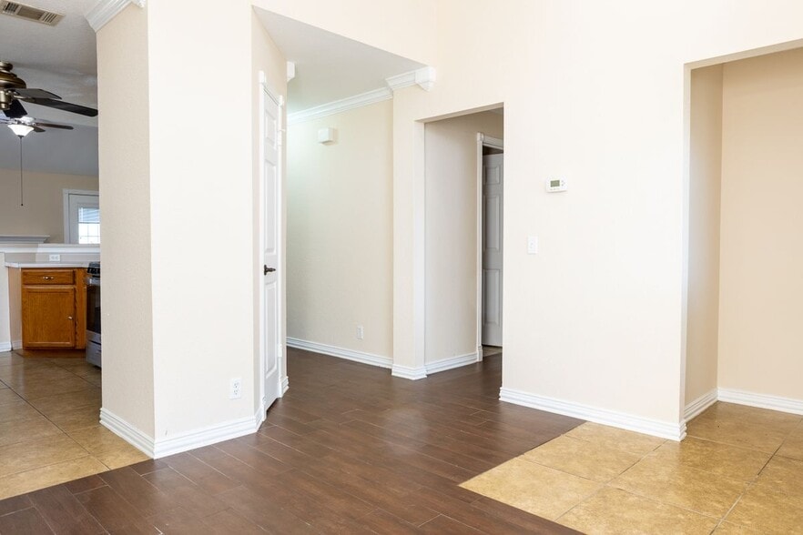 Building Photo - 13921 Greinert Dr