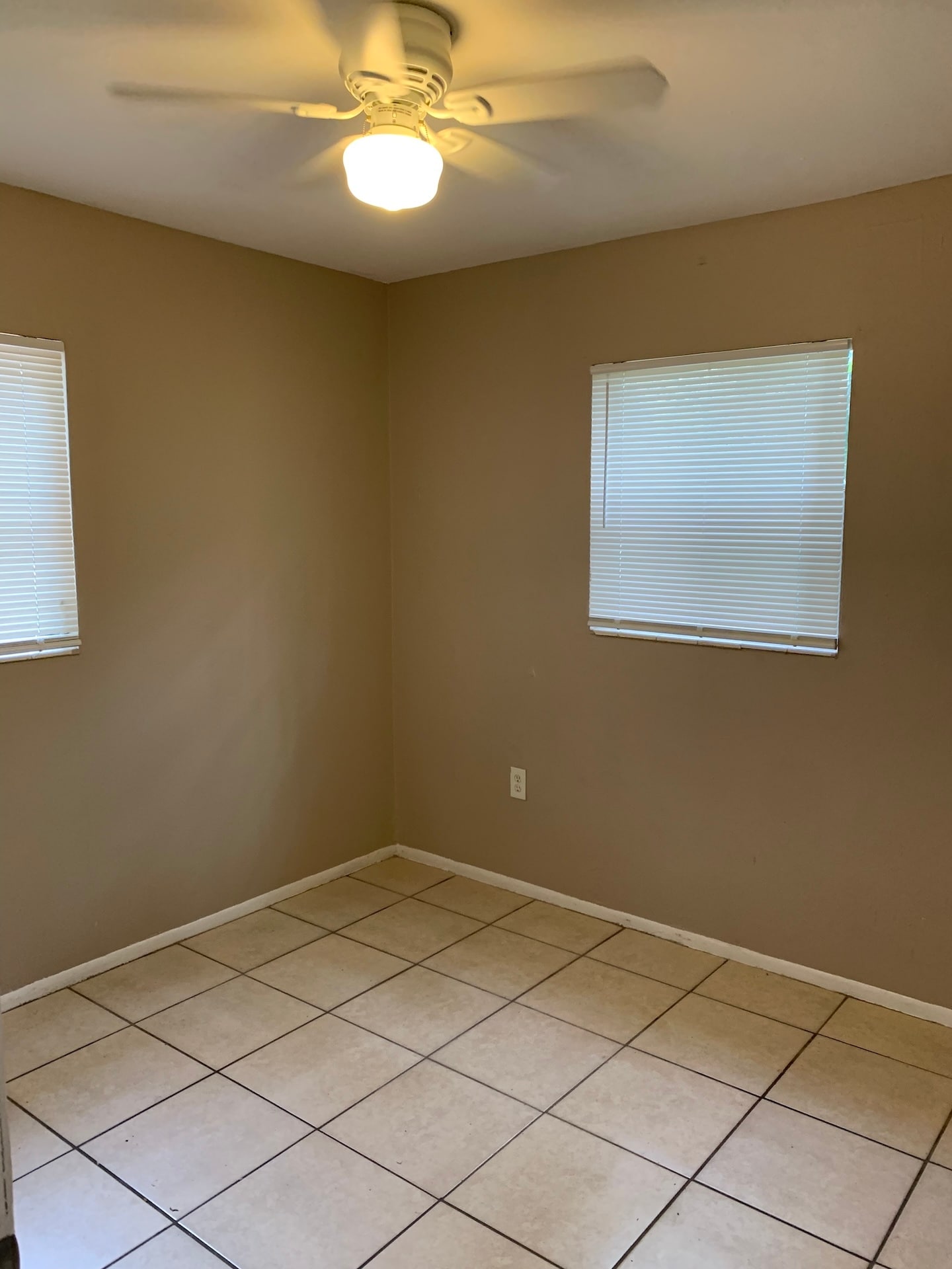 Building Photo - 10008 N Lantana Ave