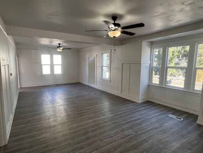 Building Photo - 513 2nd Ave