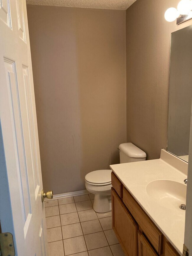 Building Photo - JUST REDUCED!!! 3 Bed / 2 Bath Extremely close to Wedington Exit!