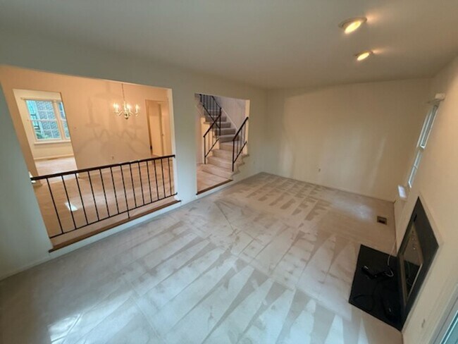 Building Photo - Updated 4BR Townhome!