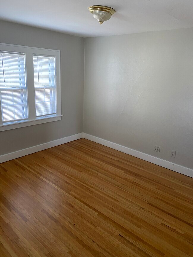 Building Photo - 74 E Iroquois Rd