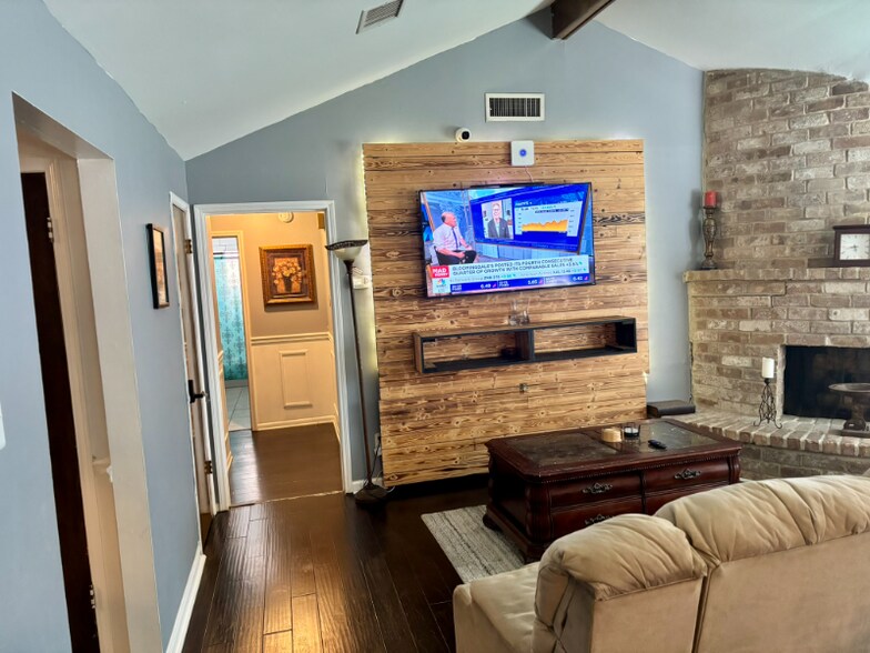 Primary Photo - 9319 Rentur Dr