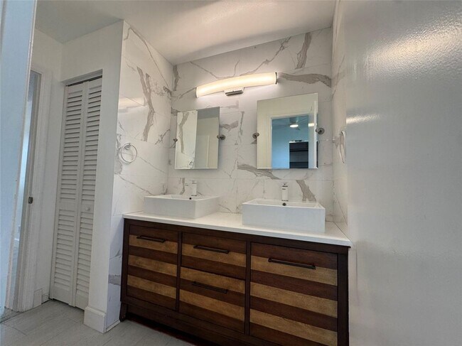 Building Photo - 7481 Santa Monica Dr